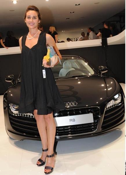 Ambra Medda, Mitbegründerin und Direktorin der Design Miami/ Basel am 02.06.2008 vor dem Audi R8 in Basel. 